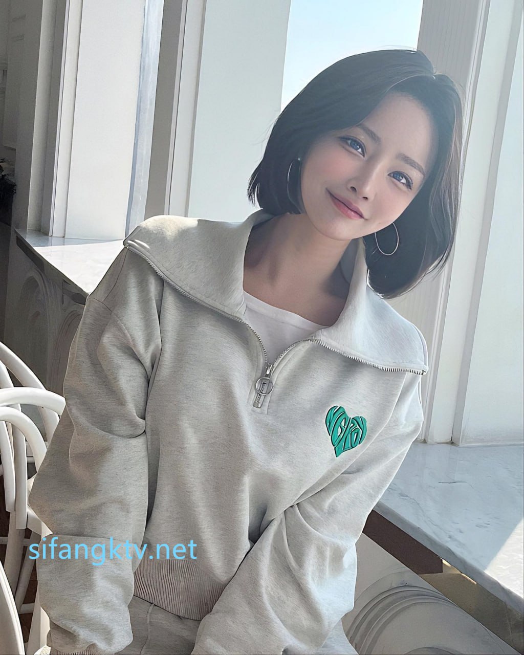 发现大奶子女友在看黄片，所以我爆操内射了她